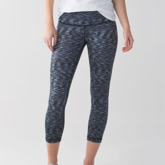 Lululemon Sz 8 Wunder Under Crop (Hi-Rise) Dramatic Static White Black - Picture 1 of 11